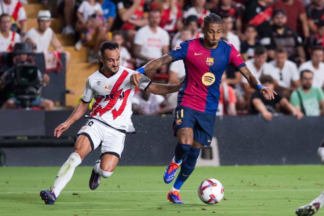 Raphinha, en una jugada del Rayo-Barcelona (FOTO: Cordón Press).