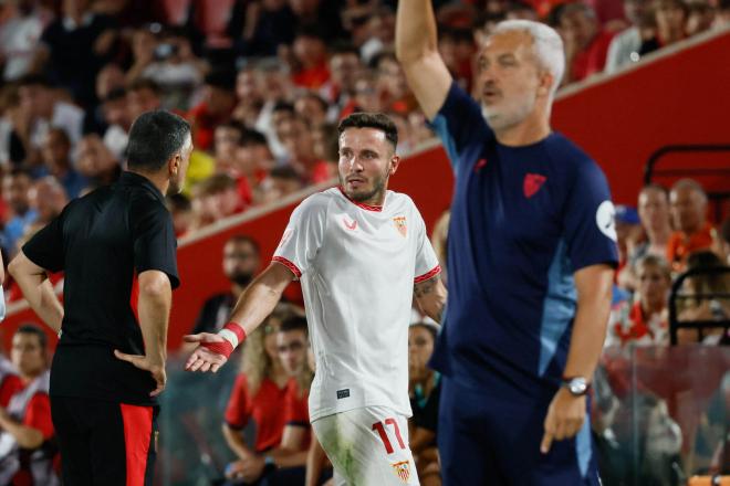 Saúl, ante García Pimienta, tras ser expulsado en Son Moix (Foto: EFE).