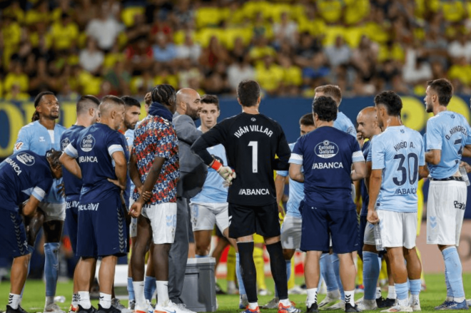 Charla de Giráldez durante el Villarreal-Celta (Foto: LaLiga).