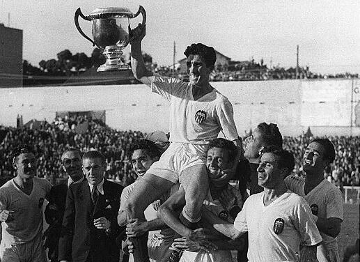 El capitán Juan Ramón levanta la primera Copa del Generalísimo. (Foto: Valencia CF)