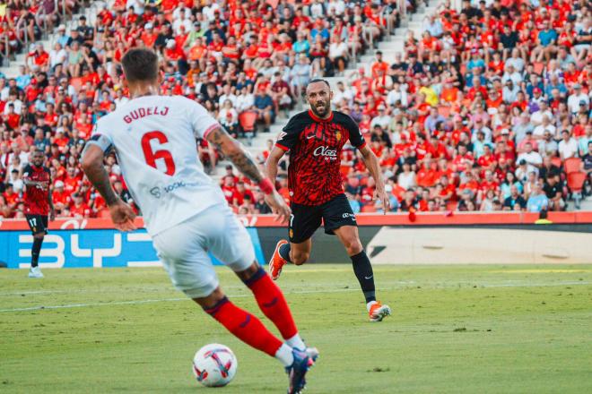 Gudelj controla el balón ante la mirada de Muriqi (Foto: RCD Mallorca)