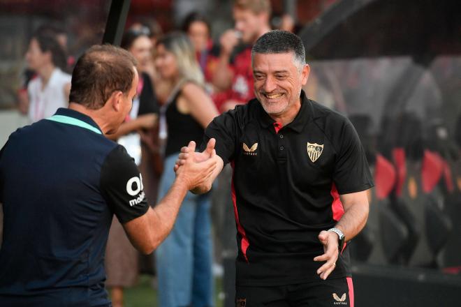 García Pimienta, saludando a Jagoba Arrasate (Foto: Cordon Press).