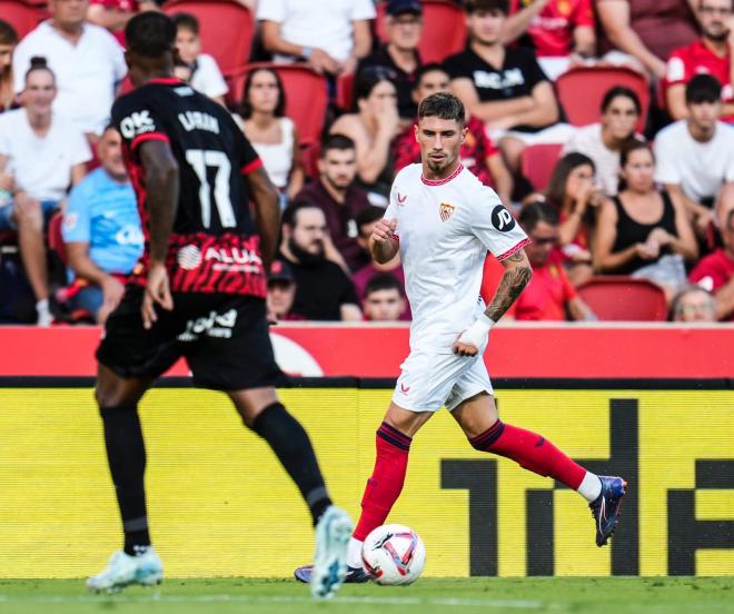 José Ángel Carmona, futbolista del Sevilla FC, ante el Real Mallorca (Foto: SFC).