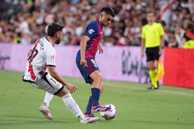 Pedri controla un balón en el Rayo-Barça (Foto: Cordon Press).