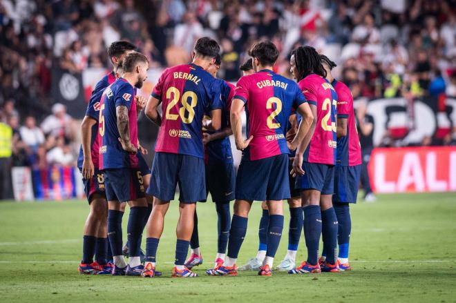 Piña de los jugadores culés antes del Rayo-Barça (Foto: Cordon Press).