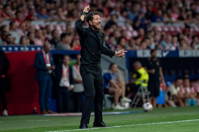 Diego Pablo Simeone da indicaciones a sus jugadores en la banda durante el Atlético-Espanyol.