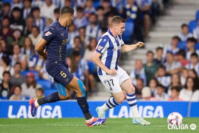 Sergio Gómez, en el duelo de la Real Sociedad frente al Alavés (Foto: LaLiga).