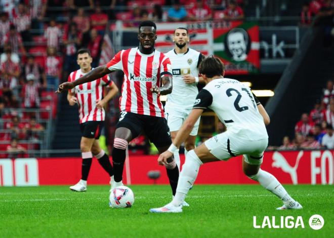 Iñaki Williams controla un balón y encara en el partido Athletic - Valencia de San Mamés (Foto: LALIGA).