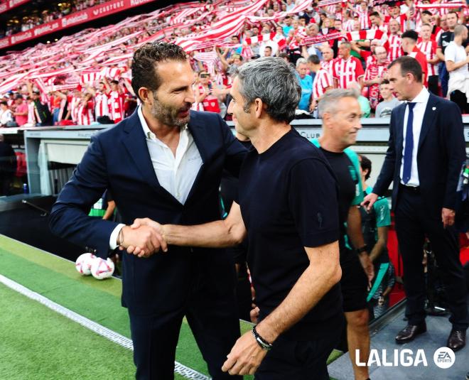 Saludo entre Rubén Baraja y Ernesto Valverde antes de comenzar el Athletic Club - Valencia CF (Foto: LALIGA).