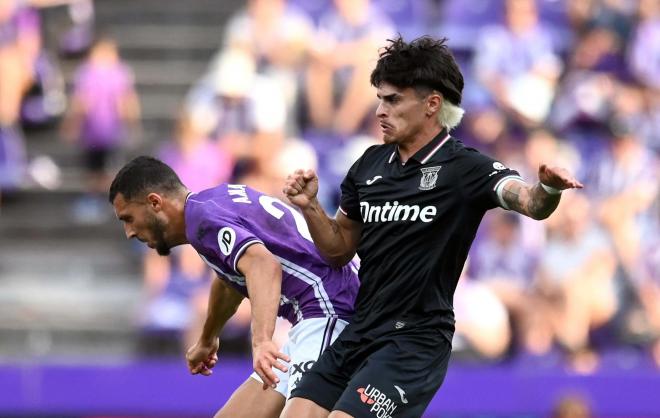 Selim Amallah pugna con Rosier (Foto: LALIGA).