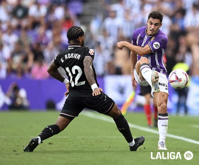 Lucas Rosa, ante Rosier en el Real Valladolid - Leganés.