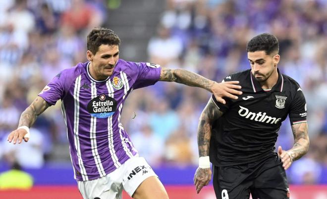 Stanko Juric defiende a Miguel de la Fuente en el Real Valladolid - Leganés.