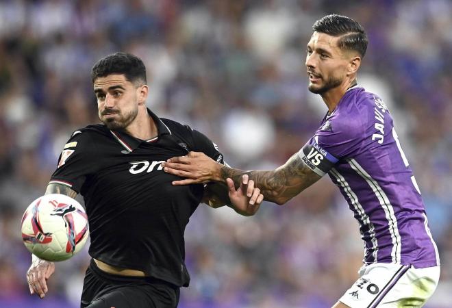 Javi Sánchez pugna con Miguel de la Fuente en el Real Valladolid - Leganés.