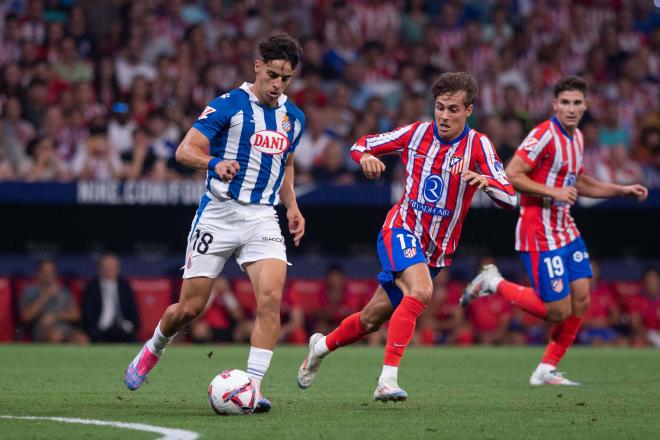 Rodrigue Riquelme peleando un balón en el Atlético-Espanyol (Foto: Cordon Press).