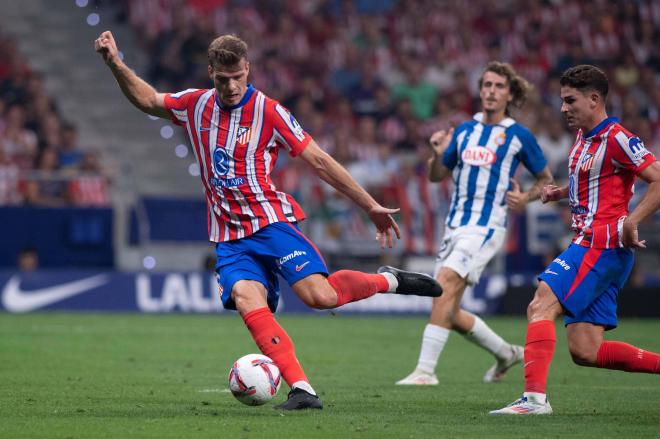 Sorloth busca el disparo en el Atlético-Espanyol (FOTO: Cordón Press).