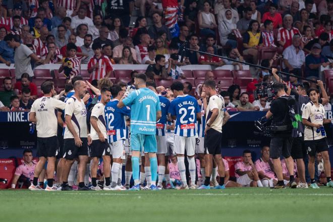 Manolo González da indicaciones a sus jugadores en el tiempo para la hidratación (FOTO: Cordón P