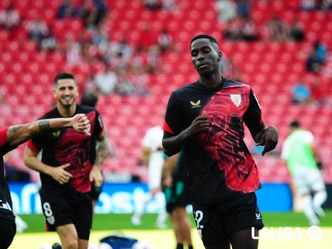 Adama Boiro calienta con Oihan Sancet y sus compañeros en San Mamés; ya tenemos el once titular de este domingo ante el Sevilla FC (Foto: LALIGA).