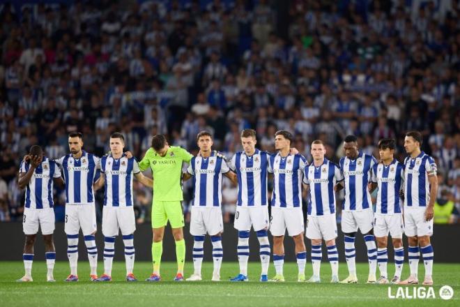 Los futbolistas de la Real guardan un minuto de silencio en el Reale Arena antes de comenzar el par