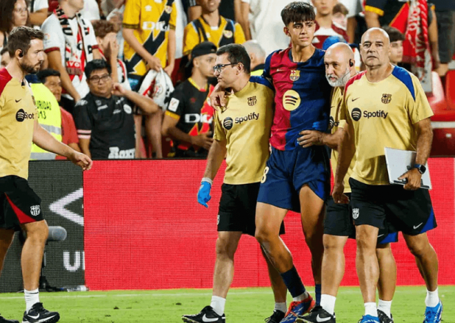 Marc Bernal se retira acompañado por los servicios médicos del Barça (FOTO: EFE).