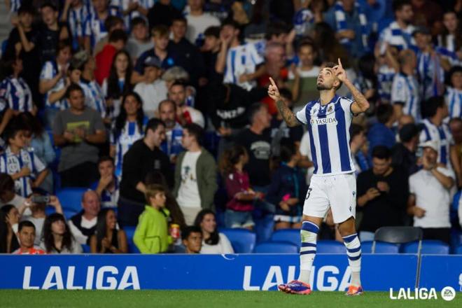 Brais Méndez mira al cielo tras marcar al Alavés (Foto: LaLiga).