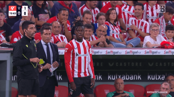 Nico Williams se cambió de camiseta por otra con publicidad (foto: Captura imagen DAZN).