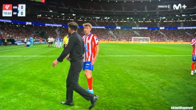 Simeone con Pablo Barrios (Foto: Movistar +)