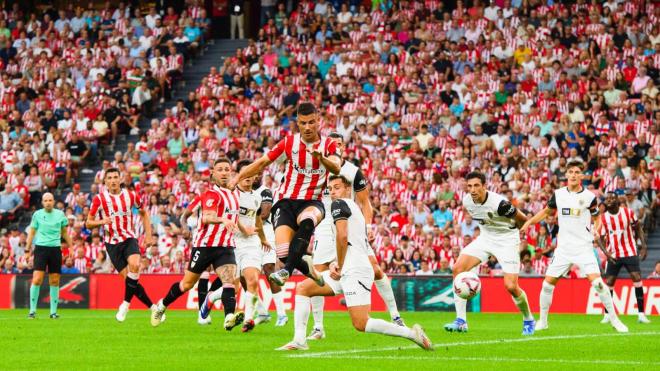 Gorka Guruzeta salta en San Mamés en el partido ante el Valencia (Foto: Athletic Club).