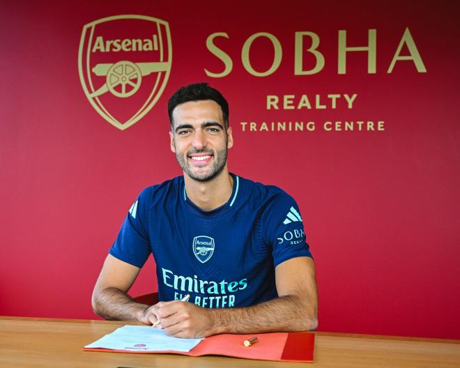 Mikel Merino firma su nuevo contrato con el Arsenal (Foto: Arsenal).