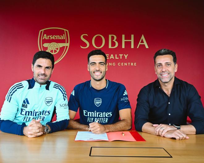 Mikel Merino firma su nuevo contrato con el Arsenal (Foto: Arsenal).