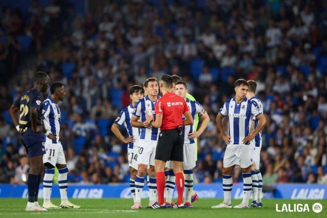 Mikel Oyarzabal vio la roja directa ante el Alavés (Foto: LaLiga).