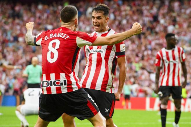 Oihan Sancet festeja el gol de Beñat Prados en San Mamés ante el Valencia (Foto: Athletic Club).