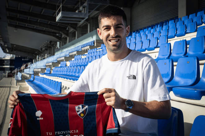 El Huesca anunció el fichaje de Iker Unzueta con la broma de ligar en el Mercadona (Foto: SD Huesc