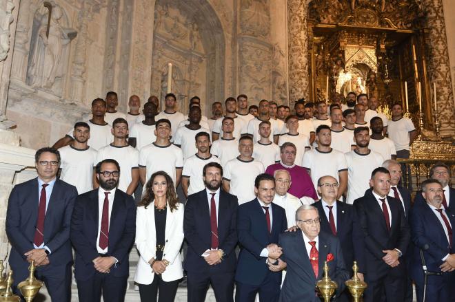 La plantilla del Sevilla FC, en la ofrenda a la Virgen de los Reyes (Foto: Kiko Hurtado)