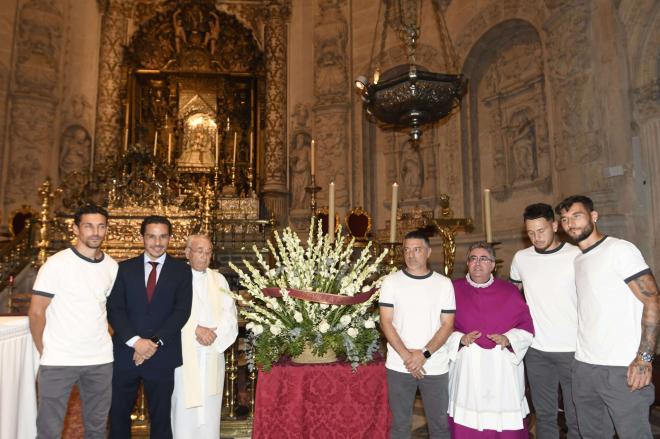 La plantilla del Sevilla FC, en la ofrenda a la Virgen de los Reyes (Foto: Kiko Hurtado)