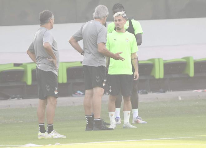 Manuel Pellegrini, charlando con Rodri Sánchez (Foto: Kiko Hurtado).