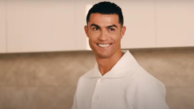 Cristiano Ronaldo, mostrando su casa en Arabia (Captura de YouTube: Whoop)