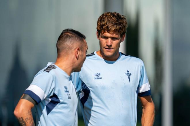 Iago Aspas conversando con Marcos Alonso (Foto: RC Celta).