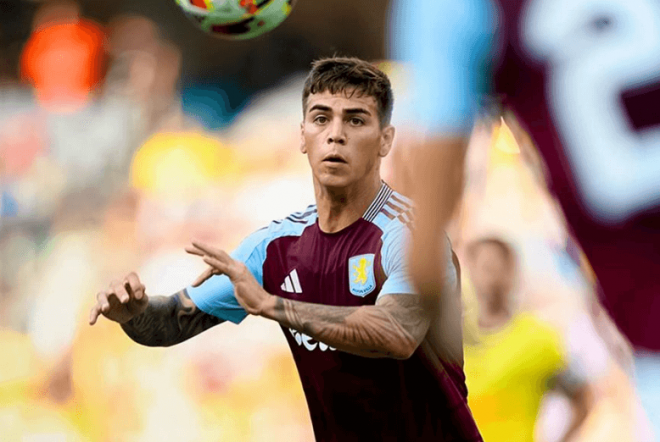 Enzo Barrenechea, jugando con el Aston Villa.