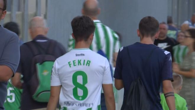 Un aficionado del Betis se acercó al partido de vuelta de Conference League con la camiseta de Fekir.