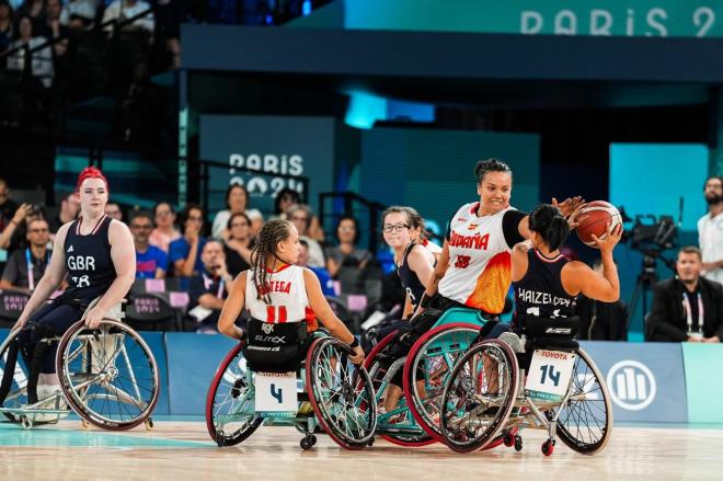 La selección femenina de baloncesto en silla, en su debut en los Juegos Paralímpicos 2024.