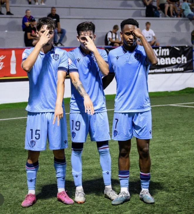 Sergio Macías (15), Aleix Enríquez (19) y Mesfin Gómez (7) celebran un gol durante el COTIF (Foto: LUD).