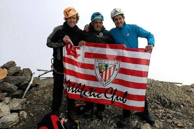 Kuitxi Pérez, en la montaña con el legendario Juanito Oiarzabal y una bandera del Athletic Club.