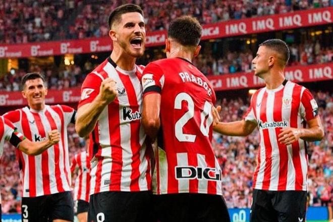 Celebración de Oihan Sancet con su paisano Beñat Prados en el campo de San Mamés (Foto: Athletic Club).