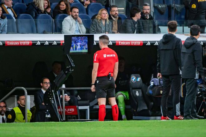 Díaz de Mera revisa una jugada en el monitor durante un partido de LALIGA EA Sports (FOTO: Cordón