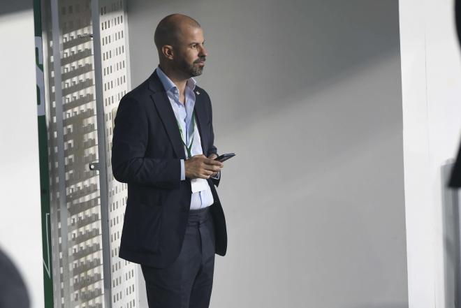 Manu Fajardo, director deportivo del Betis, pegado a su móvil (Foto: Kiko Hurtado)