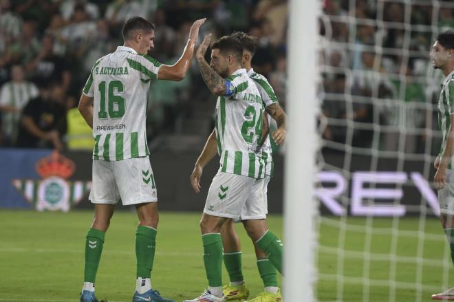 Sergi Altimira felicita a Aitor Ruibal por un gol (foto: Kiko Hurtado).