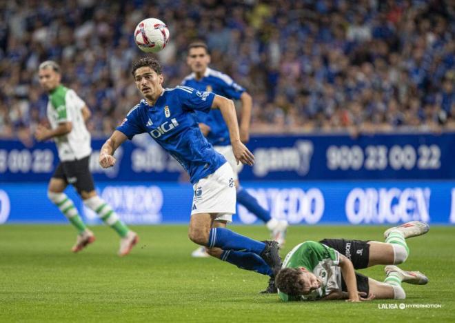 Luengo, en el Oviedo-Racing de Santander (Foto: LaLiga).