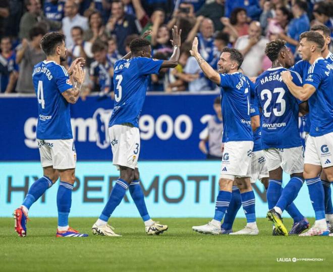 Los jugadores del Real Oviedo celebran el gol de Chaira al Racing de Santander (Foto: LALIGA). 