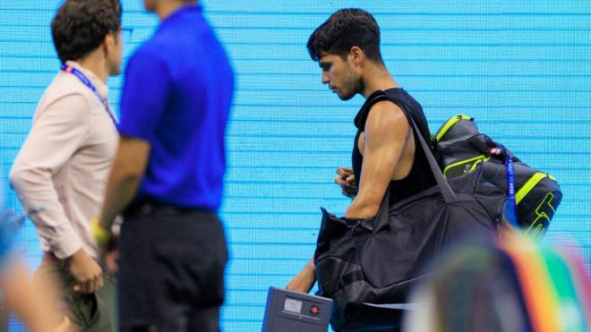 Carlos Alcaraz abandonando la pista tras perder frente a Botic Van de Zandschulp en el Us Open (Fue