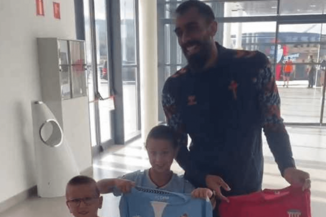 Borja iglesias con un joven aficionado del Celta intercambiando su camiseta (Foto: RC Celta).